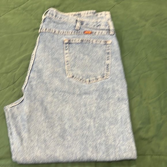 These pants are lightly used and in good condition one belt loop is loose - Picture 1 of 3